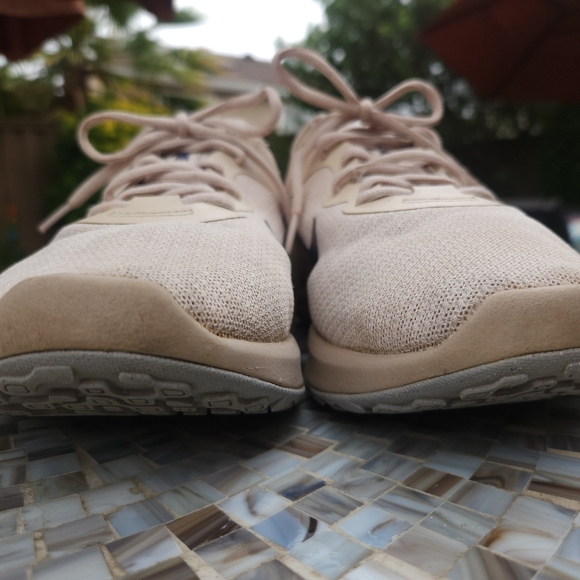 Nike Cream and Black Running Shoes - Picture 2 of 6